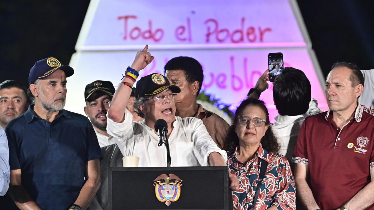Gustavo Petro strengthens his commitment to the referendum 2.0 by attacking the senators who voted against it.