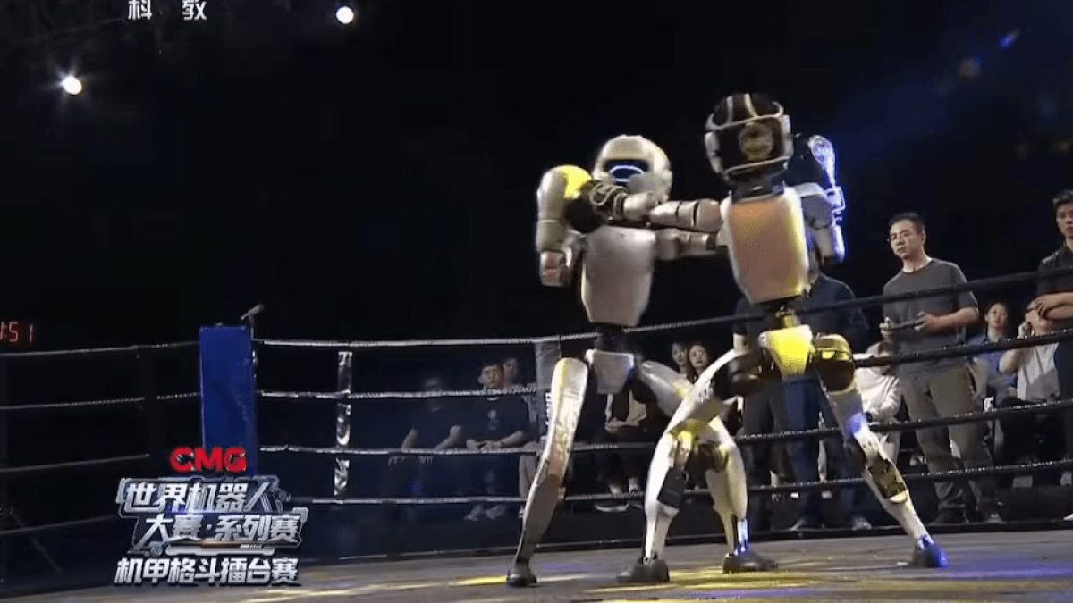 La Cina ha tenuto il suo primo campionato di pugilato tra robot controllati dall'uomo: meglio che in "Real Steel"