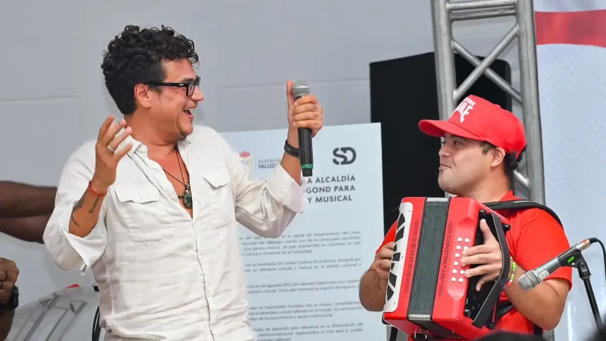 Silvestre Dangond und Emilia erobern mit „Vestido Rojo“ die Latin Airplay-Charts von Billboard