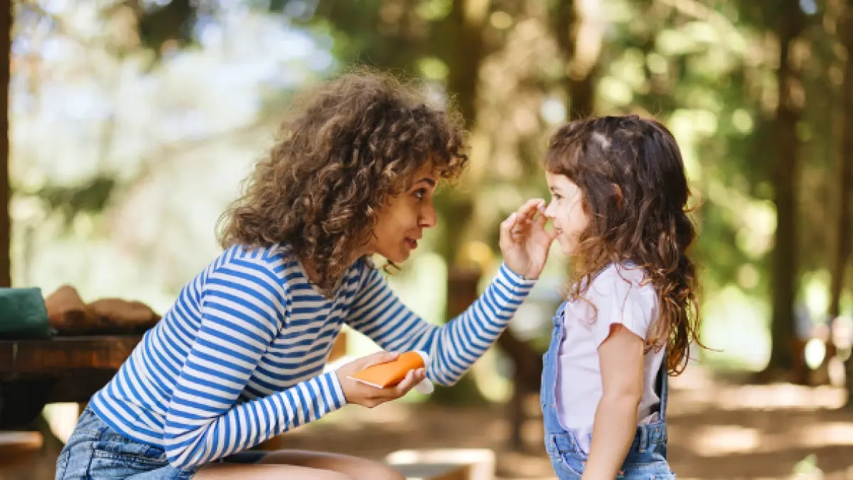 An initiative seeks to teach hundreds of children the importance of protecting their skin from sun exposure.