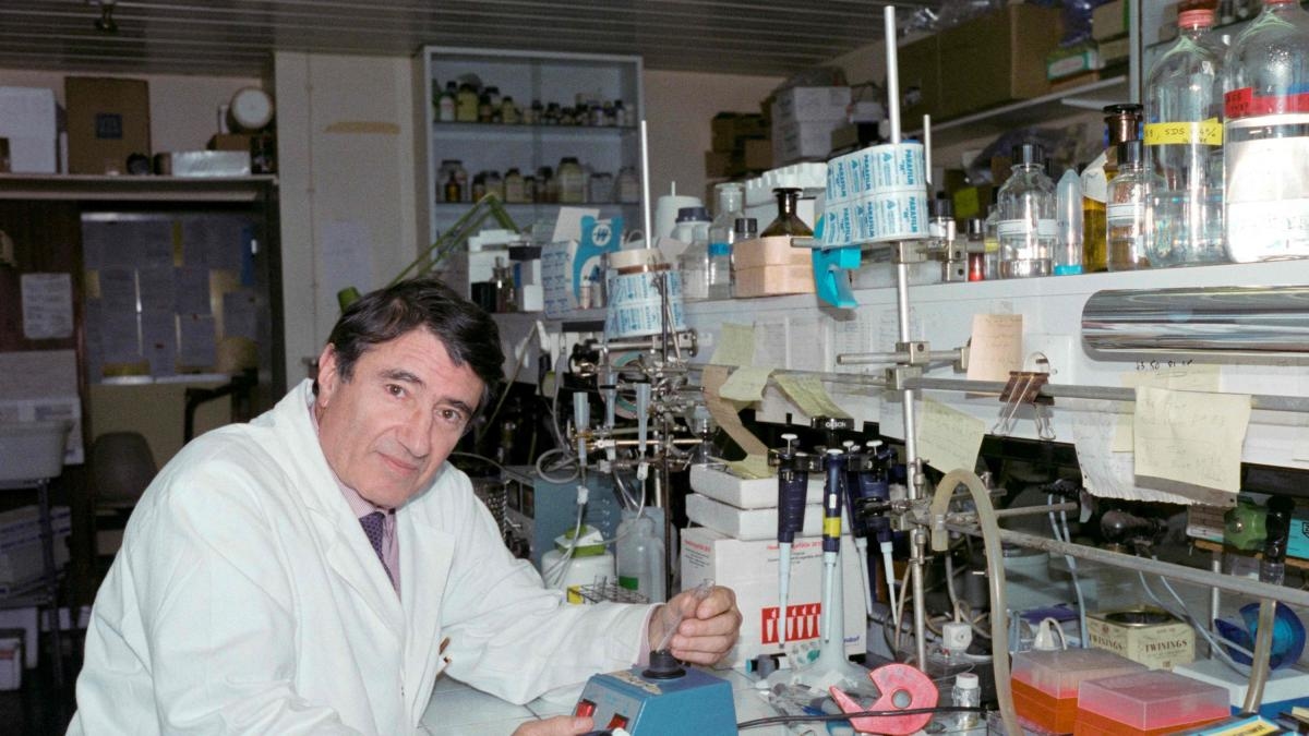 Muere el científico que inventó la píldora abortiva: Étienne-Émile Baulieu falleció a los 98 años