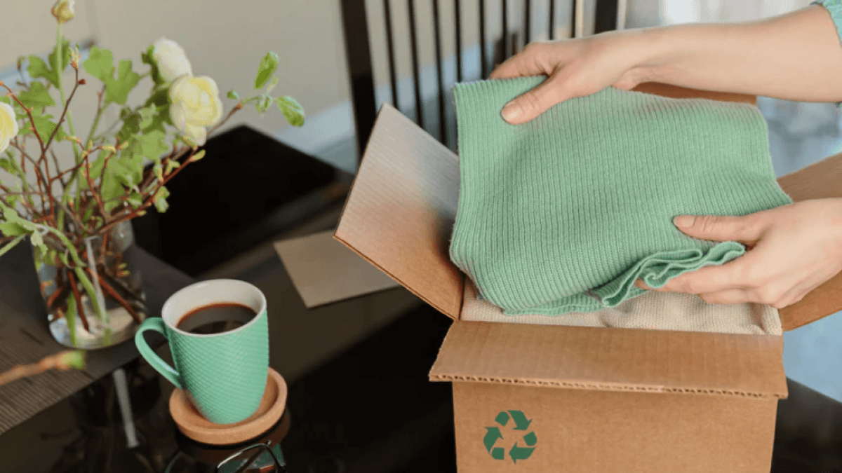 Chía installe des conteneurs pour collecter les vêtements usagés dans le cadre du projet Renovamoda.