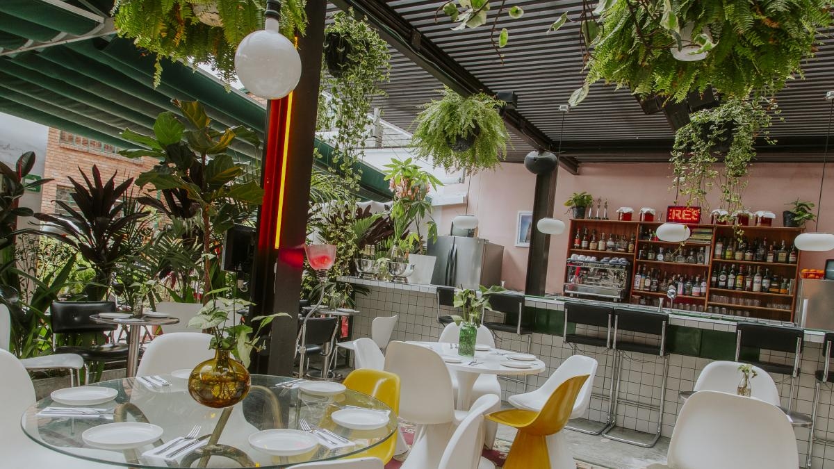 Kokteyl dünyasını tatlılarla birleştiren pastel bar Jardín