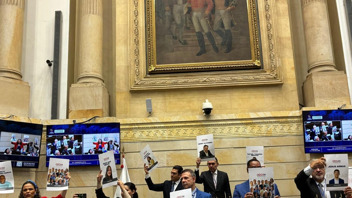 Efraín Cepeda benadrukt de onregelmatigheden bij het referendum tijdens het OCDA-congres in Bogotá.