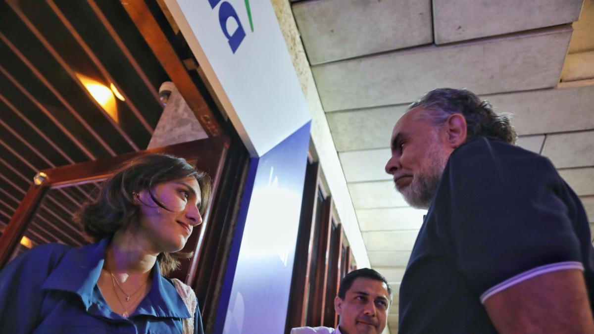 De kus tussen Laura Sarabia en Armando Benedetti: dit was hun onverwachte hereniging in Cartagena.