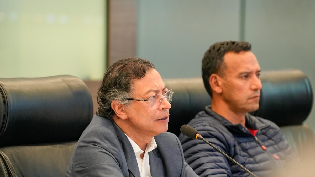Gustavo Petro verurteilt Drohungen gegen Kinder seines Kabinetts und sagt, diese könnten mit dem Angriff auf Miguel Uribe in Zusammenhang stehen.