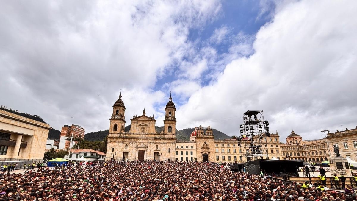 Concert of Hope in Plaza de Bolívar in Bogotá: music, messages, and riots marked the day