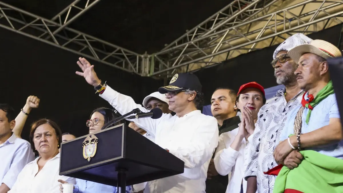 O presidente Gustavo Petro defende seu "decreto" com um discurso polêmico em Cali.