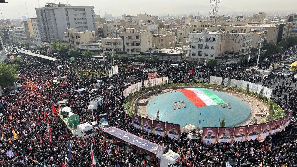 L'Iran dà l'ultimo saluto ai soldati e agli scienziati caduti nella "guerra dei 12 giorni" contro Israele con un funerale di Stato.