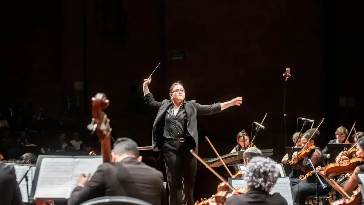A primeira regente principal da Filarmônica de Medellín chega com uma missão: transformar com música e cuidado.