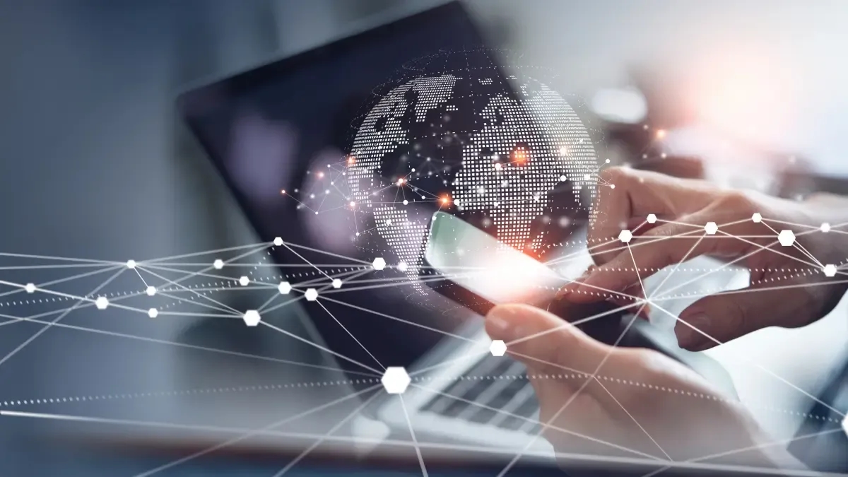 Como faço para ativar o roaming internacional de dados móveis enquanto viajo para o exterior?