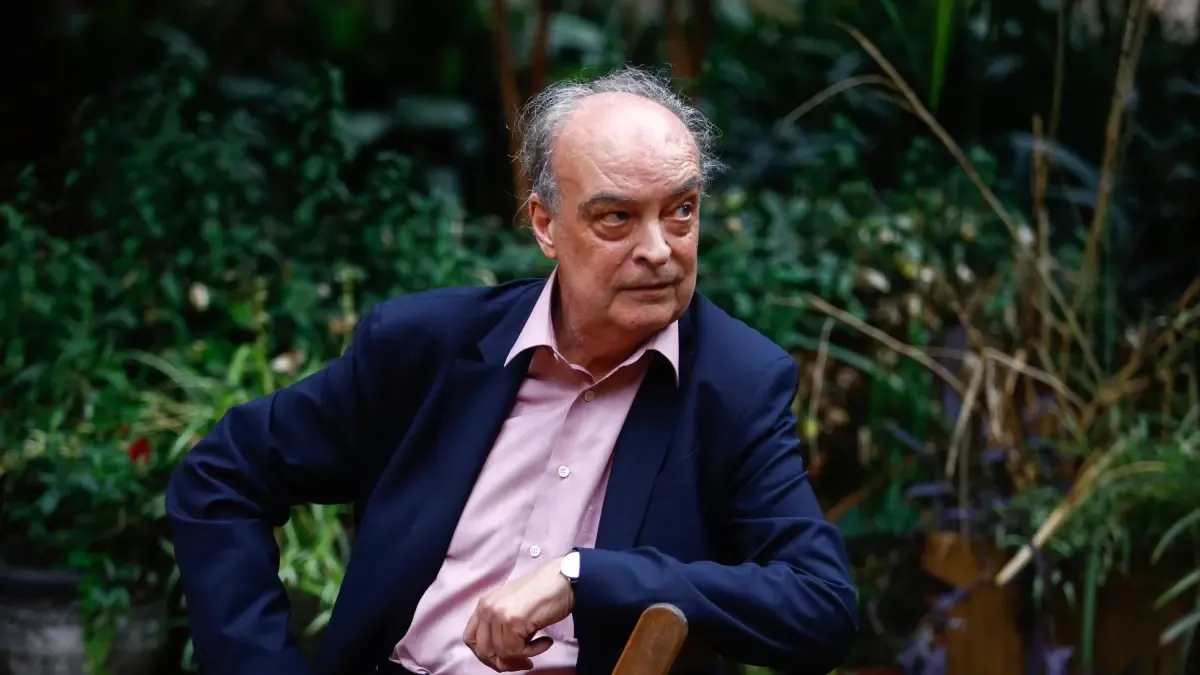 Enrique Vila-Matas torna con "Darkroom Canon" e un androide innamorato della letteratura mondiale. Intervista