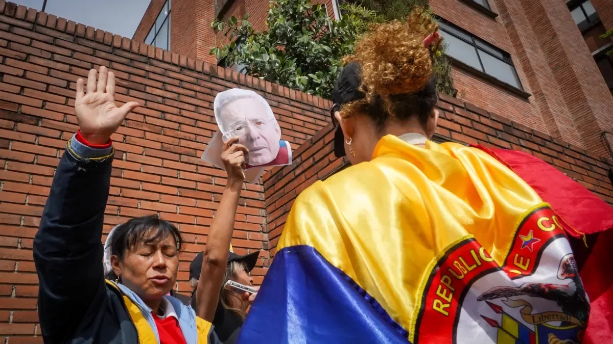 Le implicazioni politiche della condanna dell'ex presidente Álvaro Uribe Vélez per due reati: si profila una nuova ondata di polarizzazione in Colombia?
