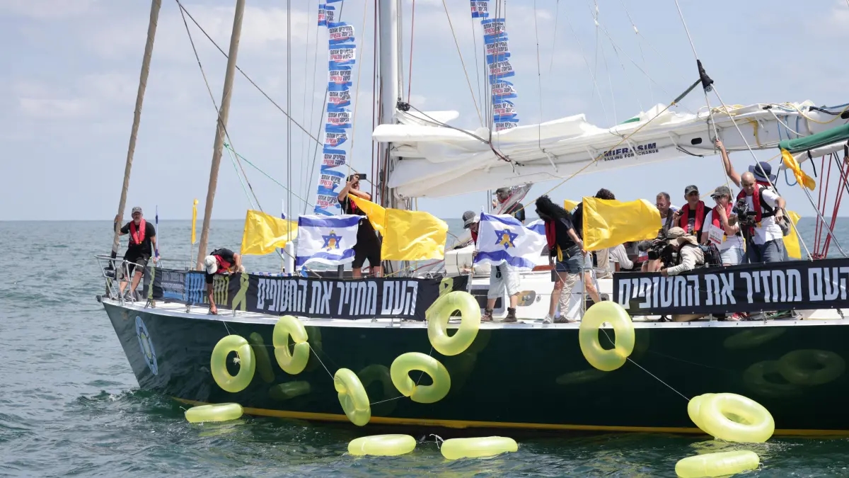 Una barco con familiares de rehenes israelíes en manos de Hamás parte hacia Gaza para pedir su liberación: 'Necesitamos toda la ayuda internacional'