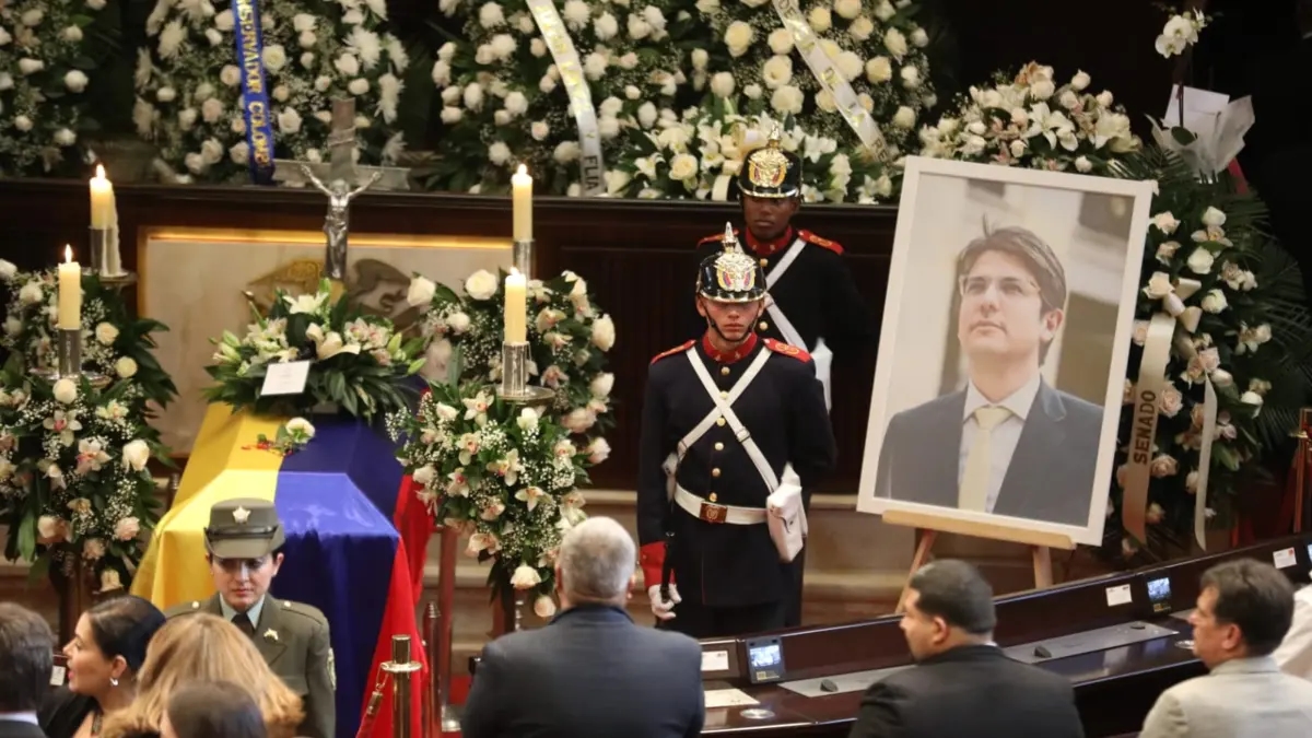 Ülkede senatör ve cumhurbaşkanı adayı Miguel Uribe Turbay'a veda edilirken seçim barışı çağrısı yapıldı.