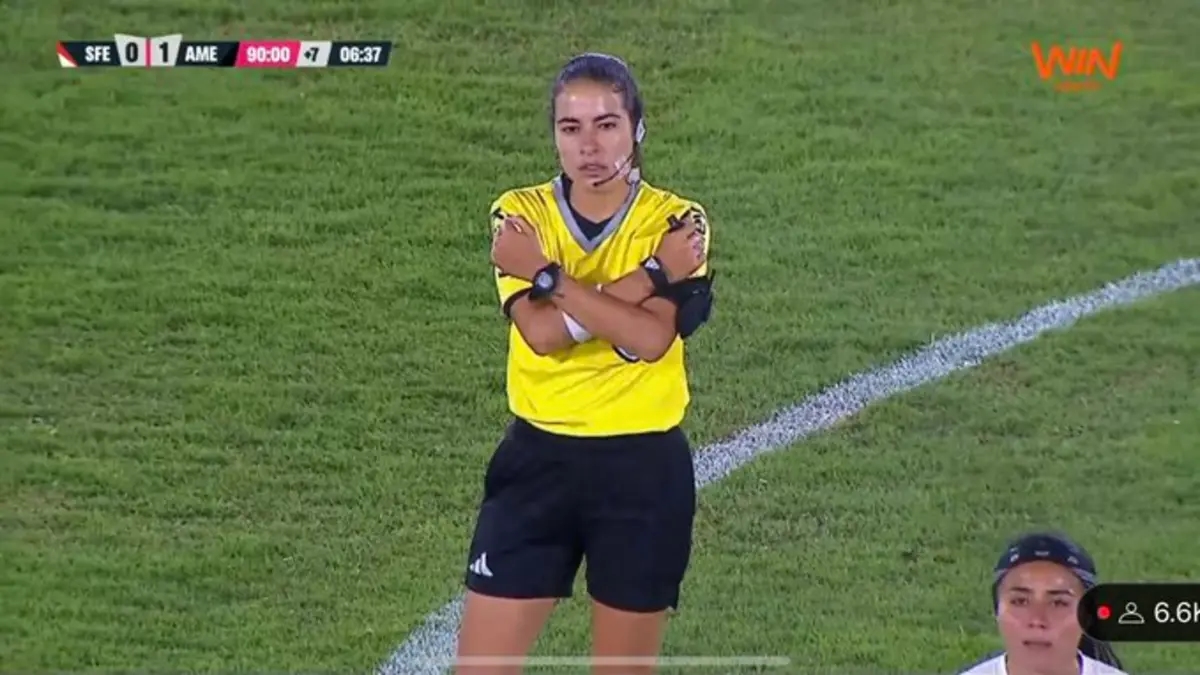 Alerta en la Liga femenina: árbitra hace gesto que advierte sobre racismo en partido entre Santa Fe y América en El Campín de Bogotá