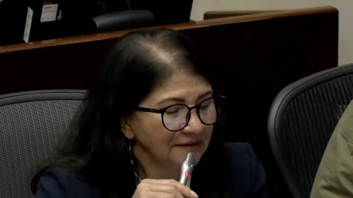 Senator Sandra Ramírez en advocaat Iván Cancino raken in een verhitte discussie op sociale media over de cover van het tijdschrift Semana