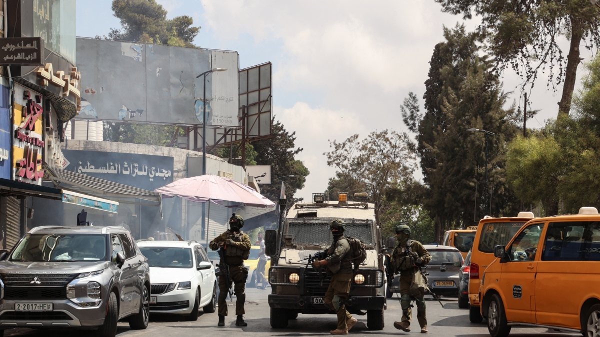 L'esercito israeliano uccide due adolescenti palestinesi accusati di aver lanciato una molotov oltre uno dei muri di separazione in Cisgiordania.