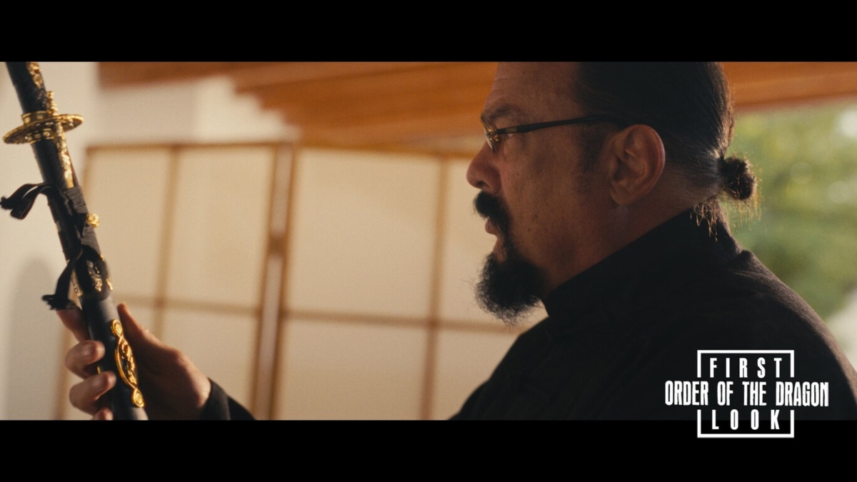 Steven Seagal retorna ao cinema de ação com 'A Ordem do Dragão', prometendo ação clássica.