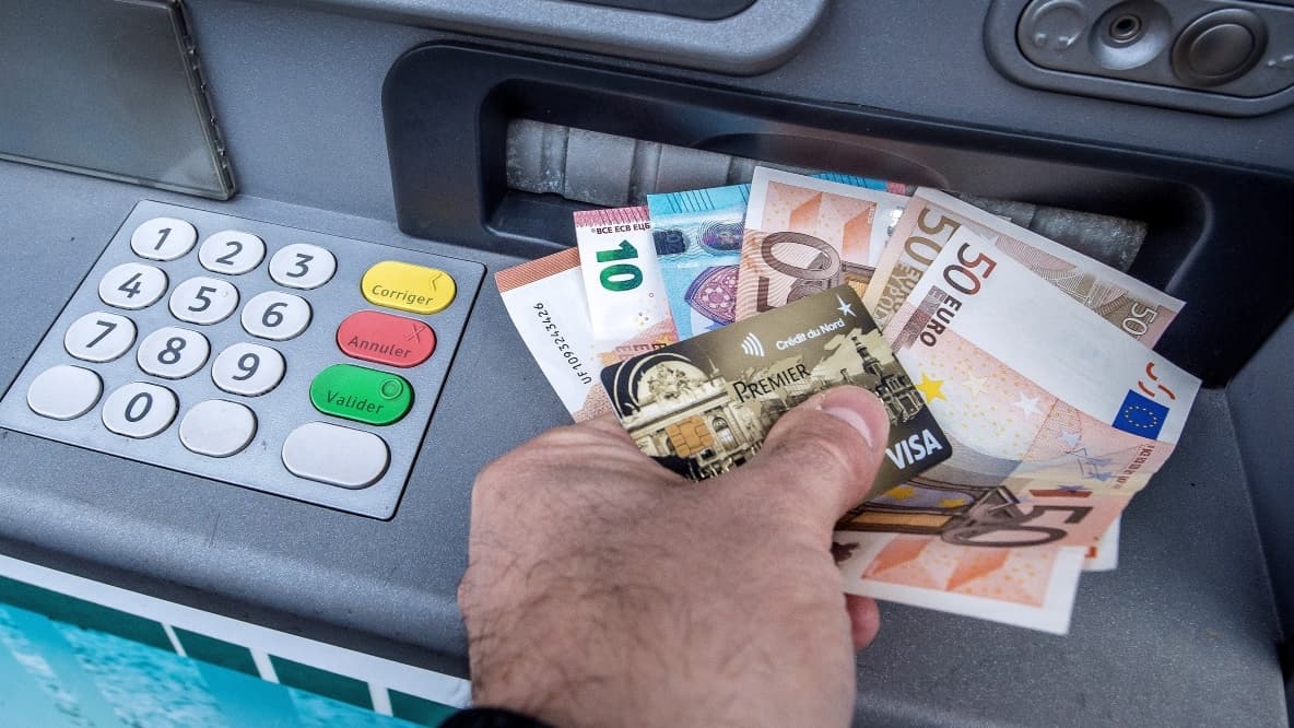 "Moins utiles, moins utilisés": les distributeurs de billets vont-ils définitivement disparaître?