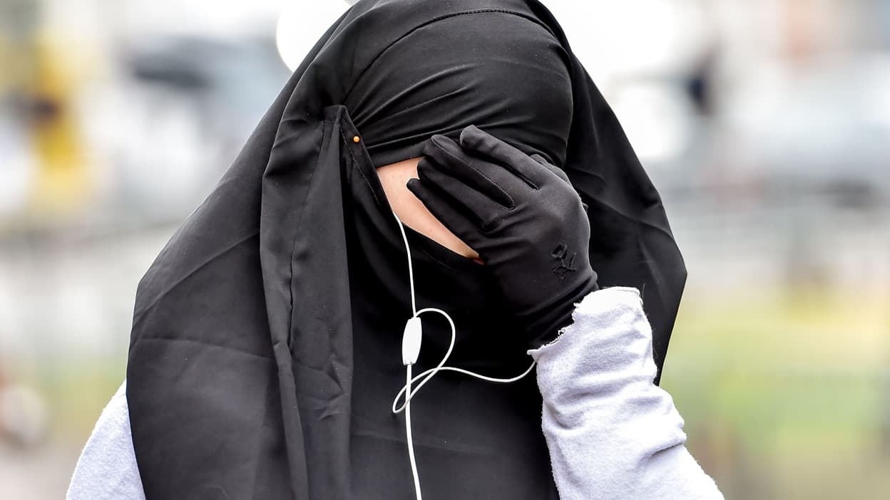 15 yaş altındakilere peçe yasağı mı getirilsin? Müslümanlar, "Hala insanları korkutmak için kullanılıyoruz" diye yakınıyor