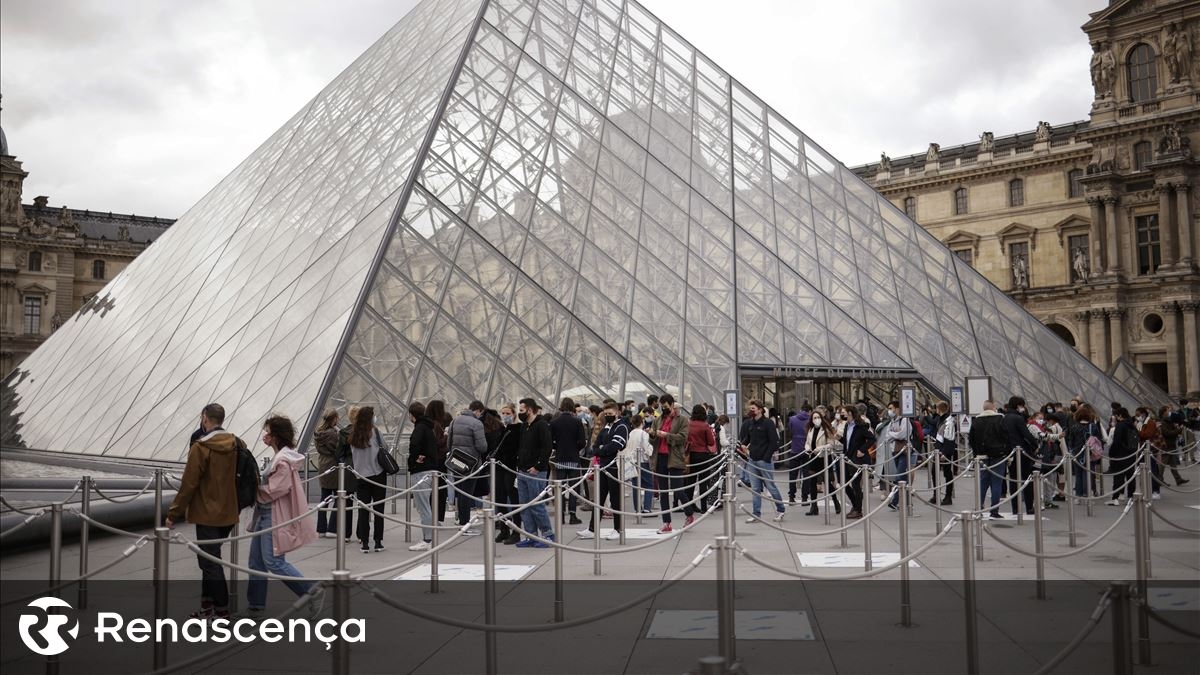El Louvre cerró inesperadamente debido a una huelga, dejando a miles de personas en la puerta