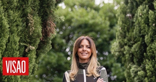 "Çocukları telefonlarına yapışık oldukları için eleştiriyoruz, ancak ebeveynler de aynısını yapıyor. Herkes kendi dünyasında kalıyor, fiziksel olarak yan yana olsalar bile."