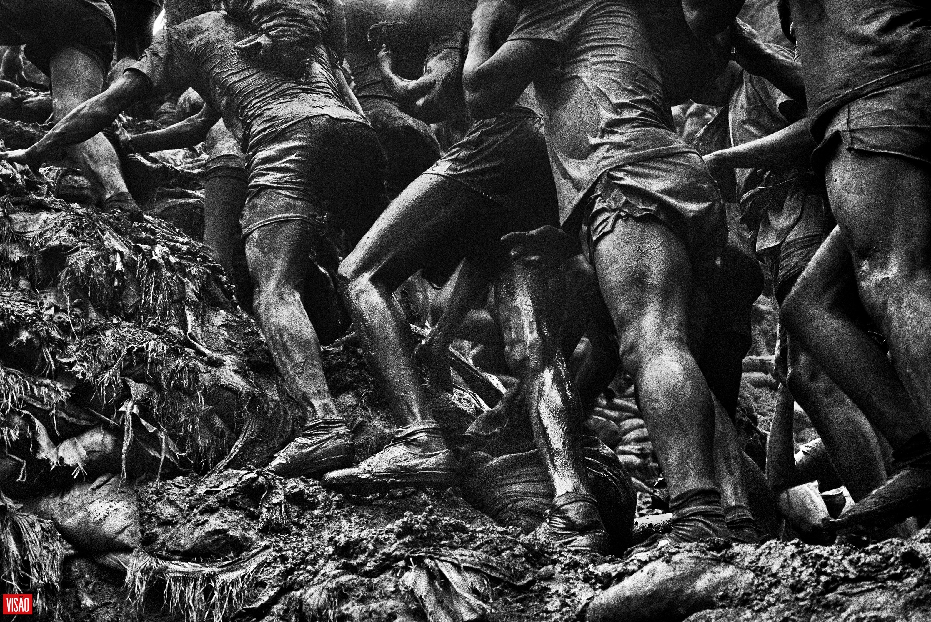 Le fotografie della schiavitù che Sebastião Salgado trovò nelle miniere d'oro del Brasile