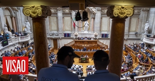 Aprovada distribuição de lugares no Parlamento, mas com protestos do Livre e acusações de intransigência ao PSD