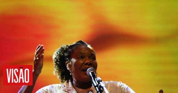 Prendendosi una pausa dal suo ruolo di Ministro della Cultura brasiliano per venire in Portogallo "da sola" come artista. Le prove del concerto unico di Margareth Menezes in immagini