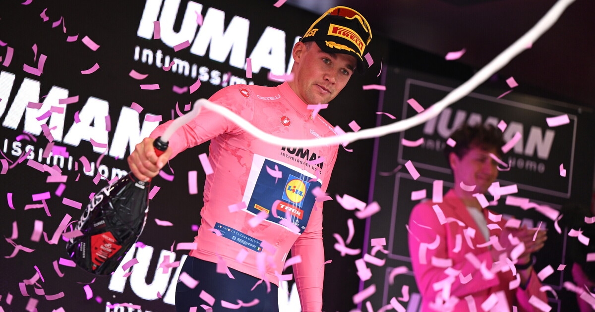 Mads Pedersen weet nog steeds hoe hij moet blozen. De Deen won de eerste etappe van de Giro
