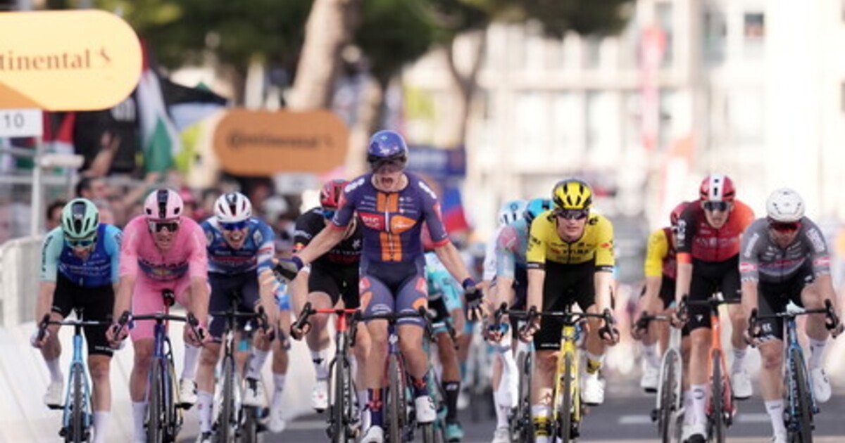Giro d'Italia, nel caos di Lecce la spunta Casper van Uden
