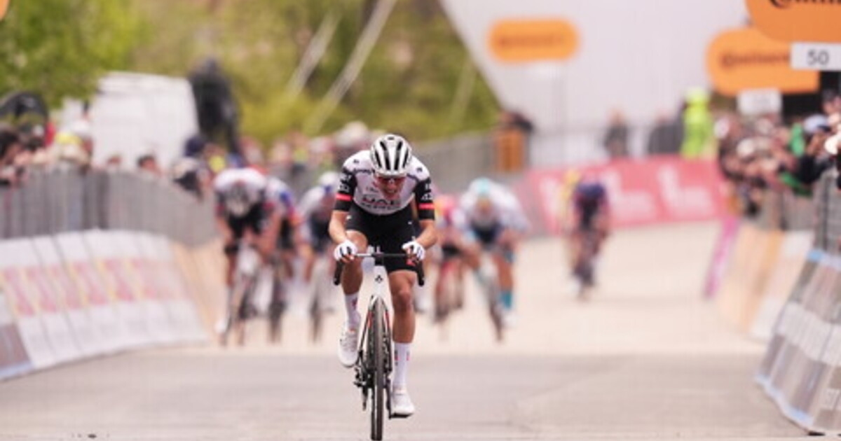 Giro de Italia, en Tagliacozzo Juan Ayuso no se levantó de los pedales