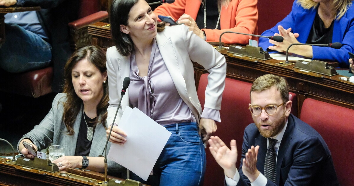 Le primarie Schlein-Conte si fanno su Gaza. Retorica, kefiah, e alla fine vince Crosetto che sembra Churchill