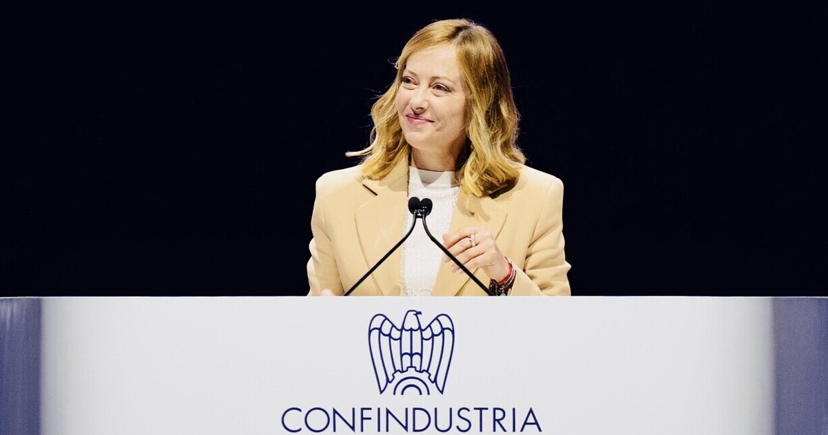 Meloni kalmeert Confindustria en valt de EU aan. 's Avonds feest in Colle Oppio voor Arianna
