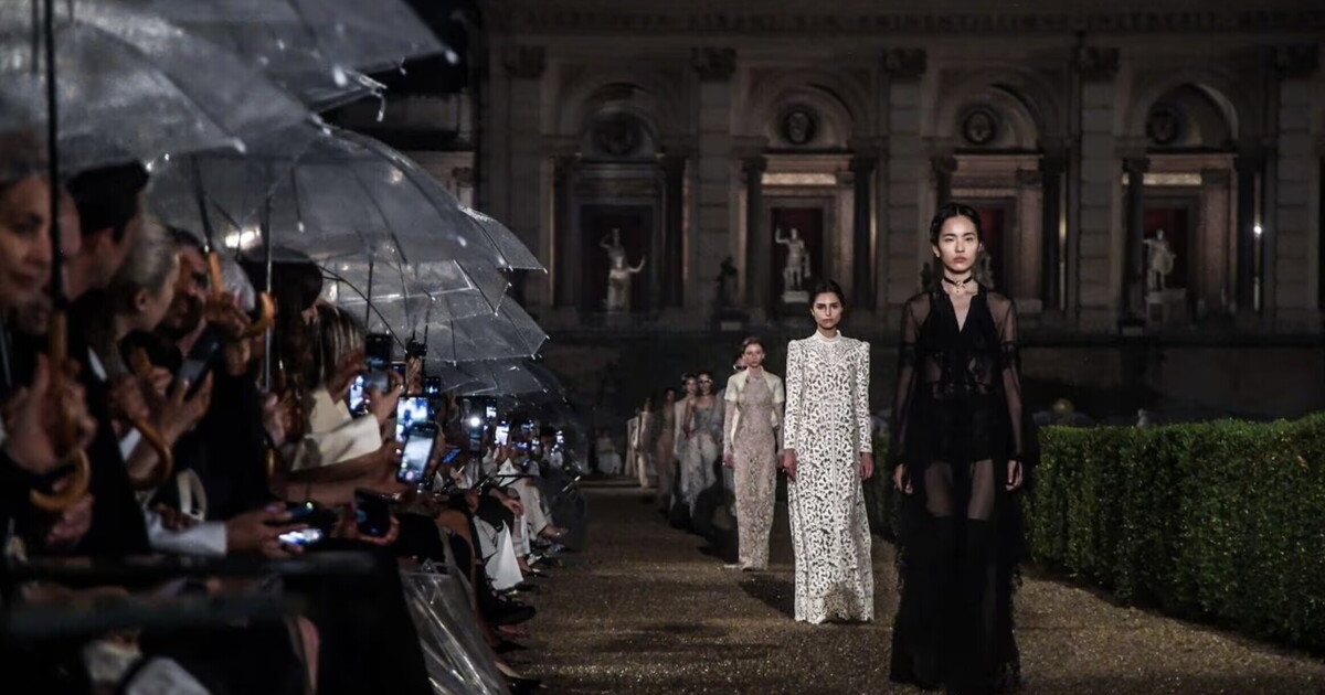 Moda, pioggia e potere: Dior sfila tra statue e grand tour