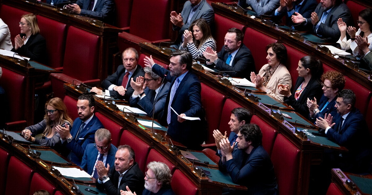 En una cámara llena de gritos e hipérboles, sólo un diputado rumia el silencio. Y él dice más que nadie.