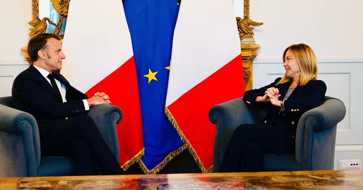 E no jantar entre Meloni e Macron, Fazzolari, o falcão anti-Paris, aparece. Um sinal de que talvez o passado tenha ficado para trás.