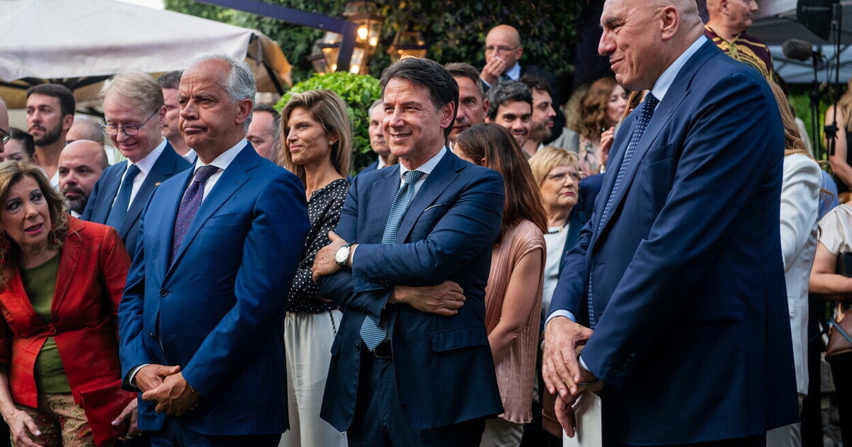 Giuseppe Conte spreekt: "Schlein afwezig in Villa Taverna? Een vergissing om de alliantie met de VS te bespreken"