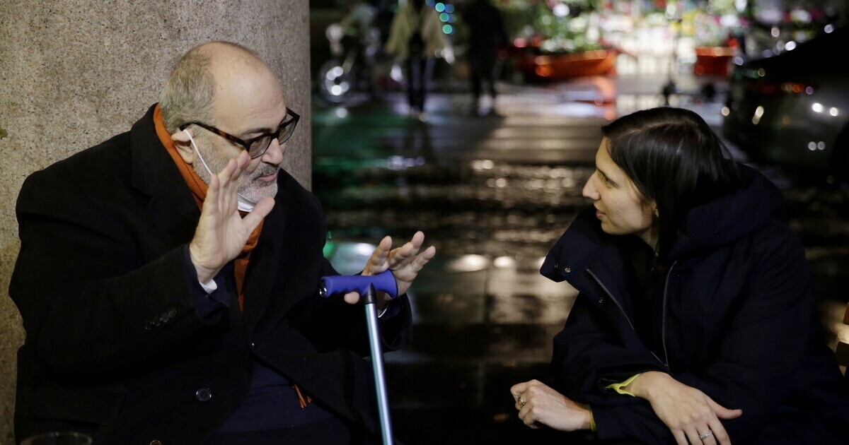 Campo más amplio con arbustos, pero la dirección es otra historia.