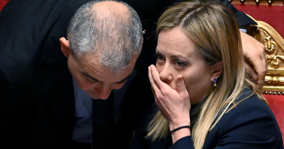 Fazzolari: "Tutti vogliono l'Ucraina libera". Meloni tira un sospiro di sollievo dopo la svolta di Trump