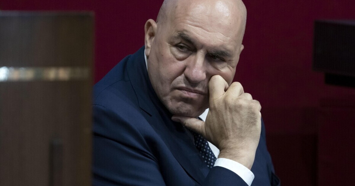 Crosetto : « Macron a raison : les valeurs se défendent par la force. La Ligue ? Suivre l’exemple du gouvernement en matière de réarmement. »