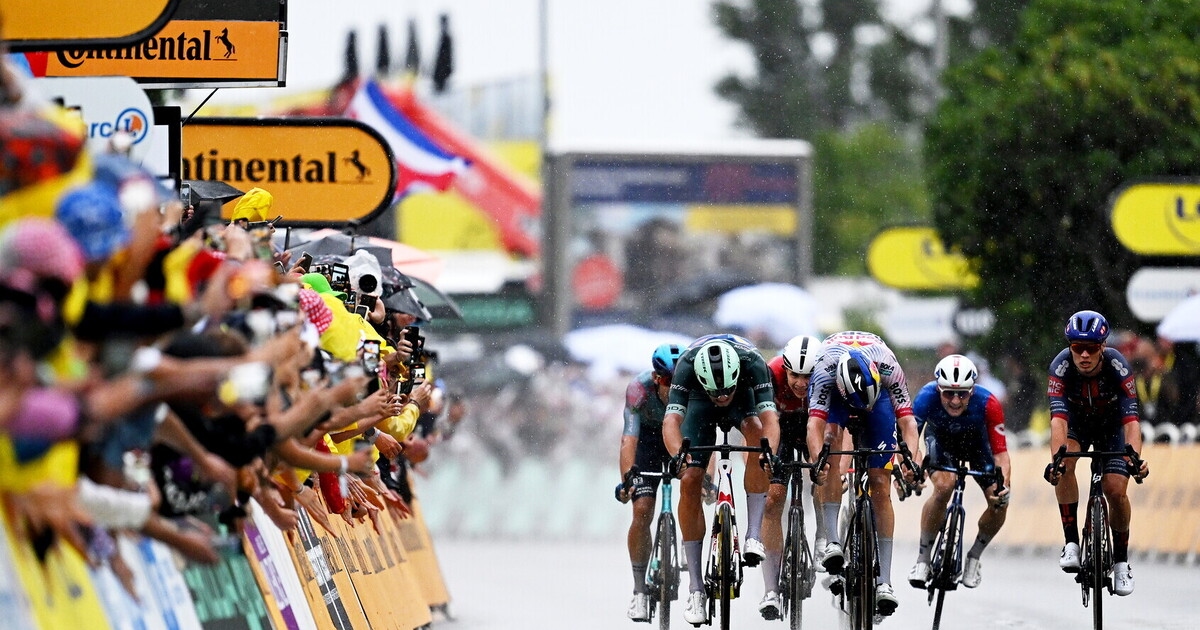 Não foi um dia tranquilo. Jonathan Milan venceu a 17ª etapa do Tour de France.