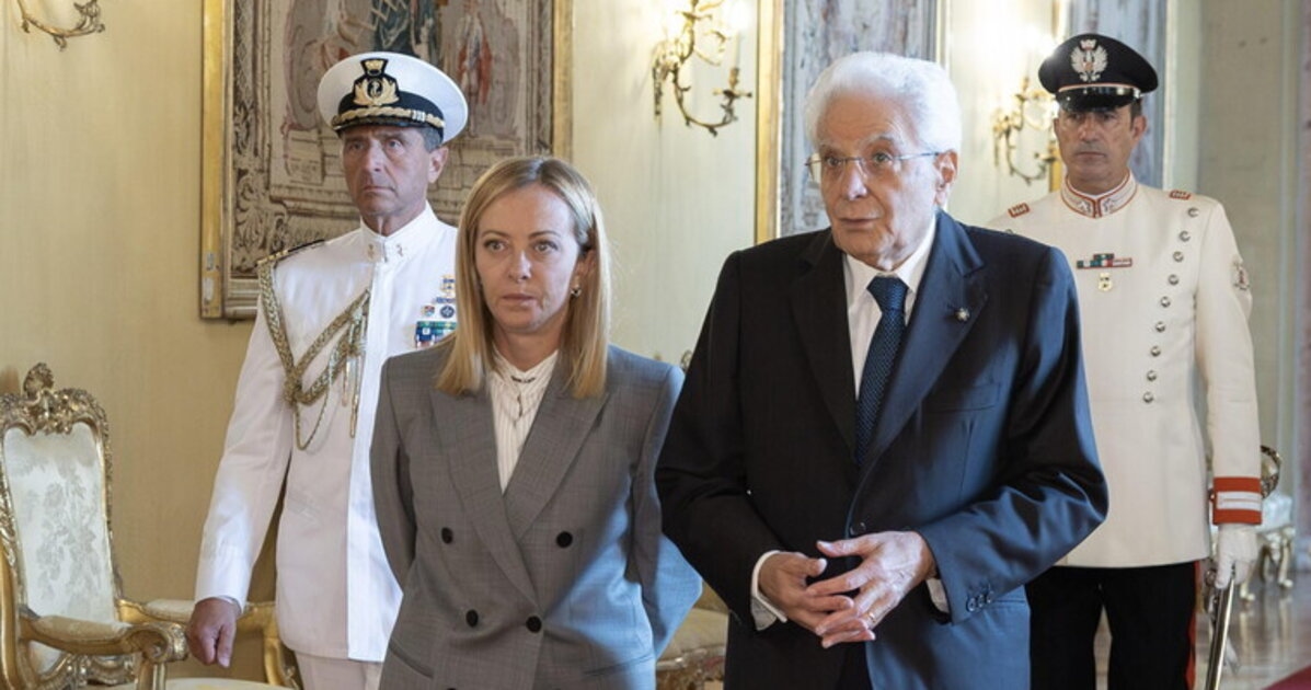 ¿Meloni después de Mattarella? El chisme del verano, con indirectas y sonrisas.