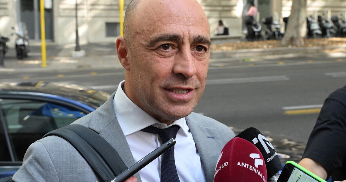 O prefeito de Taranto, Bitetti, renunciou após protestos contra a antiga siderúrgica Ilva.