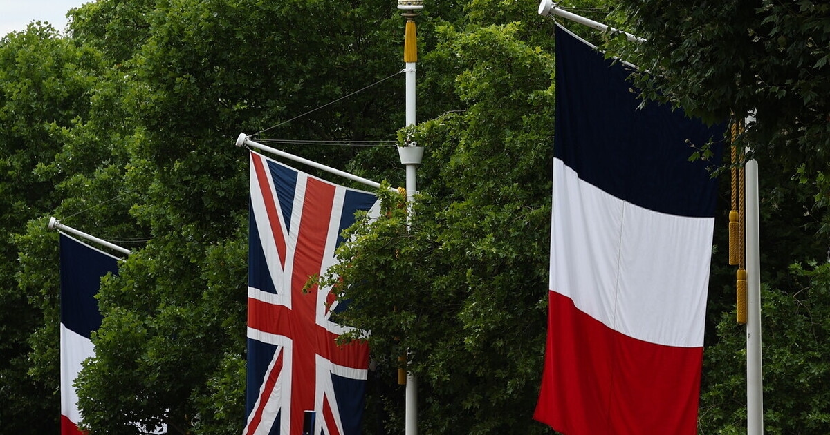 Ingleses e franceses unem-se na autodepreciação. Abaixo a língua e a bandeira.