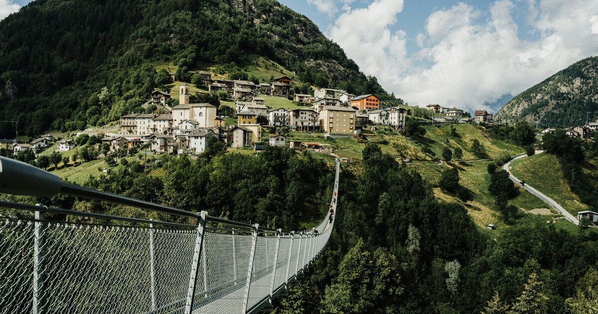 Entre carreteras imposibles y casas destartaladas, así es Italia vista por los visitantes cultos.