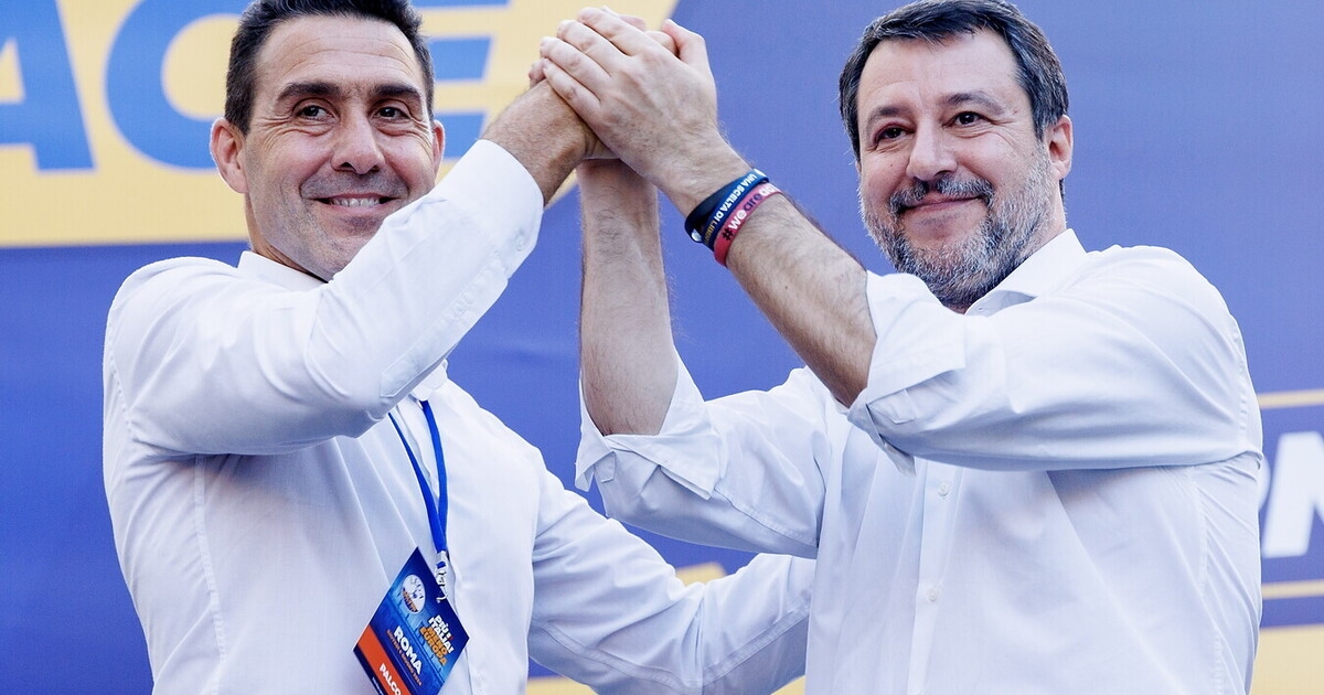Cervia'daki Salvini birlikleri. Vannacci'nin metal ceketi Kuzey Ligi taraftarları için geçerli: korkaklara son, disiplin!