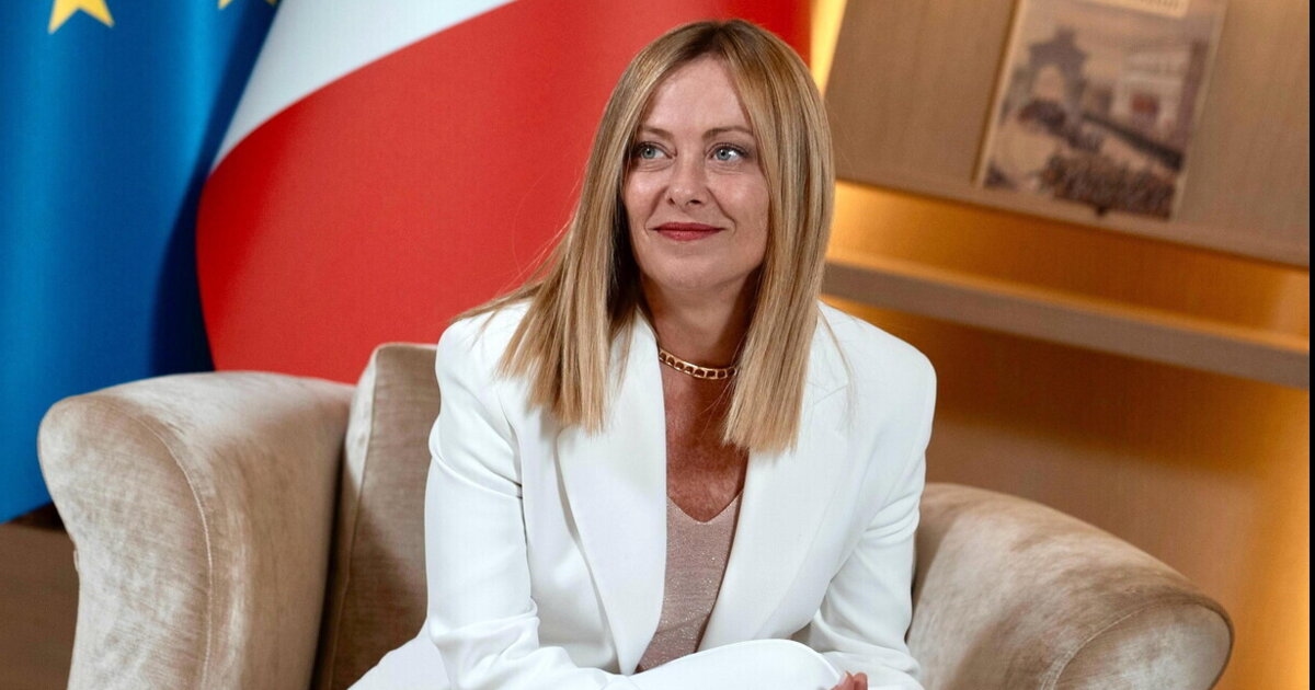 Vor ihrem Urlaub greift Meloni die Staatsanwälte an: „Ich ziehe, um mich zu bremsen, denn die Reform ist da.“ Anschließend bricht sie nach Griechenland auf.