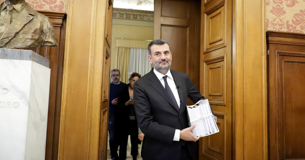 Decaro è il “mezzo” candidato e cerca (con Conte) di fermare Emiliano che dice: “Farò il frate semplice”